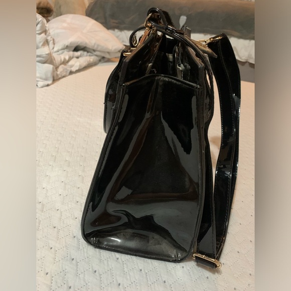 Black and White Graphic Shoulder Bag - Picture 5 of 7